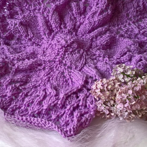 Květ - dlouhý šátek v barvě šeříku květina fialová elegantní květ kytička kytka šeřík fialový lila šátek šál pléd slavnostní krajkový šeříky šeříková dírkovaný trojúhelníkový 