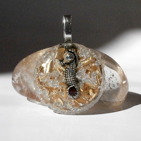 ORGONIT *Mořský koník*, 1 šperk granát křišťál minerály energie tyrkenit drahé kameny osobní orgonit stones.luxusní pendant 