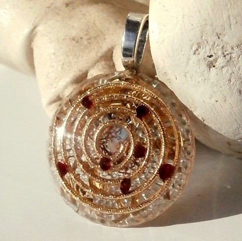 Orgonit *Granátová Spirála*, 7 gran šperk křišťál minerály energie drahé kameny osobní orgonit stones.luxusní pendant 
