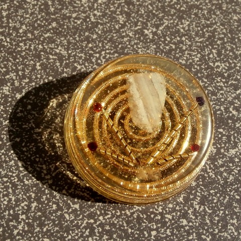 Orgonitové těžítko s Achátem, 3 dekorace granát křišťál meditace spirála originál amulet polodrahokamy tyrkenit handmade očista orgonit elektrosmog špony zony geopatogenní amulets lefestyle 
