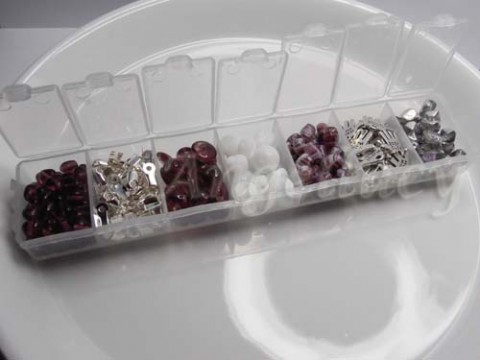 Korálky v boxu (fialová a bílá) korálky box karabinka bižuterie komponent skleněné korálky 