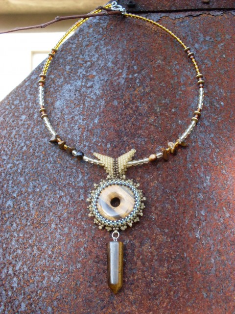 Medově hnědý hnědý šperk náhrdelník přívěsek kámen korálky elegantní šité minerál zlatý minerály korálkování donut romantický béžový tygří oko na krk pro ženu šitý šperk 