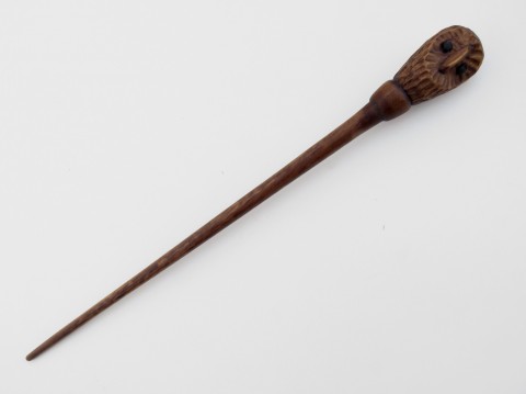Čarovná hůlka se sovou dřevo řezba dárek čáry kouzlo magie čaroděj kouzelník kouzelná hůlka kouzelnická hůl larpová hůlka 