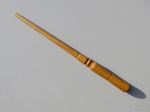 Soustružená kouzelnická hůlka dřevo řezba dárek čáry kouzlo magie čaroděj kouzelník kouzelná hůlka kouzelnická hůl larpová hůlka 