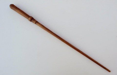 Dřevěná tvarovaná kouzelná hůlka dřevo řezba dárek čáry kouzlo magie čaroděj kouzelník kouzelná hůlka kouzelnická hůl larpová hůlka 