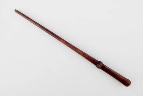 Žíhaná a mocná kouzelnická hůlka dřevo řezba dárek čáry kouzlo magie čaroděj kouzelník kouzelná hůlka kouzelnická hůl larpová hůlka 