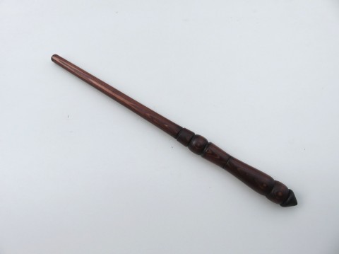 Uložení kouzelné relikvie v hůlce dřevo řezba dárek čáry kouzlo magie čaroděj kouzelník kouzelná hůlka kouzelnická hůl larpová hůlka 
