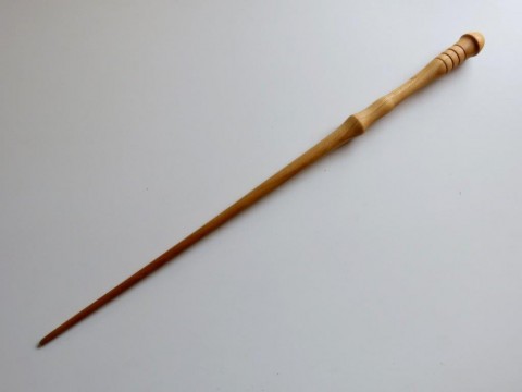 Práce s kouzelnou hůlkou dřevo řezba dárek čáry kouzlo magie čaroděj kouzelník kouzelná hůlka kouzelnická hůl larpová hůlka 