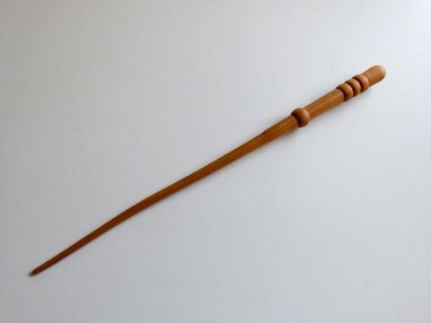 Kde je kouzelník a jeho hůlka? dřevo řezba dárek čáry kouzlo magie čaroděj kouzelník kouzelná hůlka kouzelnická hůl larpová hůlka 