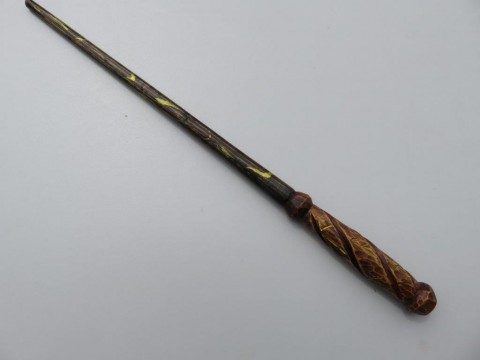 Runy a kouzelná hůlka dřevo řezba dárek čáry kouzlo magie čaroděj kouzelník kouzelná hůlka runy runa kouzelnická hůl larpová hůlka futhark 