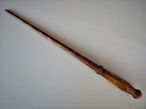 Zlaté runy s kouzlem dřevo řezba dárek čáry kouzlo magie čaroděj kouzelník kouzelná hůlka kouzelnická hůl larpová hůlka runy zlacené 