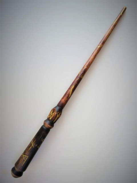 Futhark - zlacení čarovné hůlky dřevo řezba dárek čáry kouzlo magie čaroděj kouzelník kouzelná hůlka kouzelnická hůl larpová hůlka zlacený futhark 