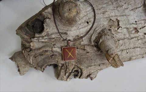 Přívěsek s runou č.1 řezba přívěsek talisman vánoce narozeniny amulet kouzlo keltové runy vikingové futhark runové písmo pohanství runymystika symbol handmade dárek ze dreva 