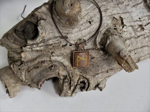 Přívěsek s runou č.2 řezba přívěsek talisman vánoce narozeniny amulet kouzlo keltové runy vikingové futhark runové písmo pohanství runymystika symbol handmade dárek ze dreva 