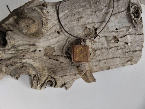Přívěsek s runou č.3 řezba přívěsek talisman vánoce narozeniny amulet kouzlo keltové runy vikingové futhark runové písmo pohanství runymystika symbol handmade dárek ze dreva 