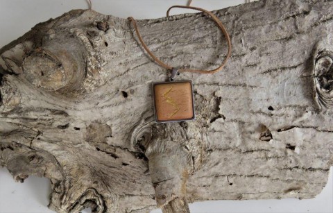 Přívěsek s runou č.6 řezba přívěsek talisman vánoce narozeniny amulet kouzlo keltové runy vikingové futhark runové písmo pohanství runymystika symbol handmade dárek ze dreva 