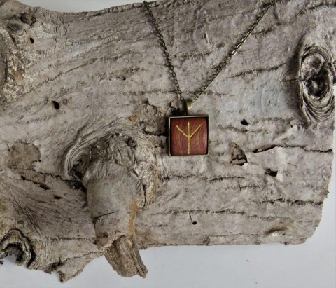 Přívěsek s runou č.7 řezba přívěsek talisman vánoce narozeniny amulet kouzlo keltové runy vikingové futhark runové písmo pohanství runymystika symbol handmade dárek ze dreva 