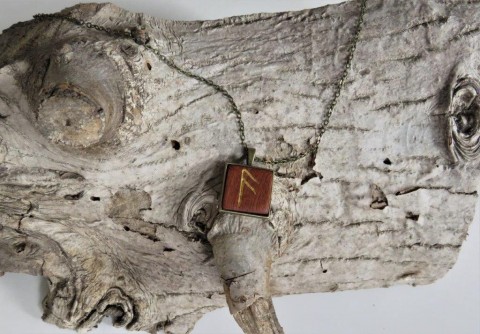 Přívěsek s runou č.8 řezba přívěsek talisman vánoce narozeniny amulet kouzlo keltové runy vikingové futhark runové písmo pohanství runymystika symbol handmade dárek ze dreva 
