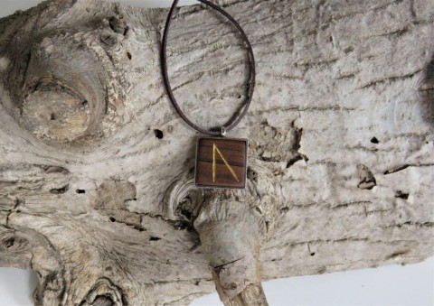 Přívěsek s runou č.9 řezba přívěsek talisman vánoce narozeniny amulet kouzlo keltové runy vikingové futhark runové písmo pohanství runymystika symbol handmade dárek ze dreva 