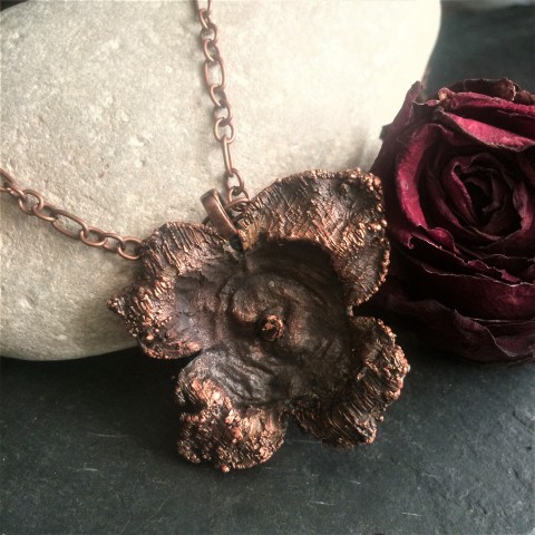 Náhrdelník Exotický pokovený květ šperk náhrdelník přívěsek originální květina romantika měď autorský šperk originální šperk poměděné výrazný šperk exotický květ poměděný květ 