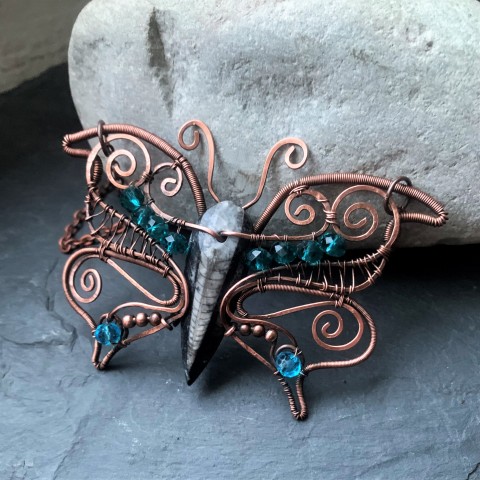 Drátovaný přívěsek Noční motýl dárek nepřehlédnutelný orthoceras můra originální náhrdelník originální přívěsek originální drátovaný magický přívěsek jedinečný šperk noční motýl 
