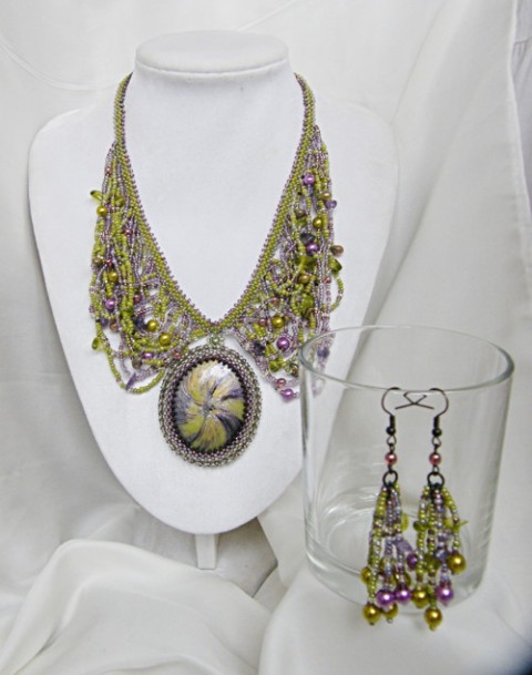 Souprava Mysrael náhrdelník originální náušnice zelený jarní fialový beadweaving nepřehlédnutelný korálkování plesový freeform beadweaving beadveawing korálkování šití extrvagantní 