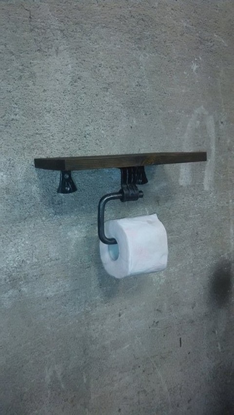 Držák na toaletní papír s poličkou 