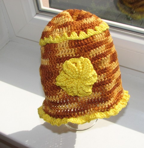 Jarní klobouček s kytičkou holčičky háčkování žlutá jaro klobouček 