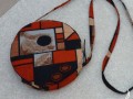 Kulatá kabelka s retro vzorem