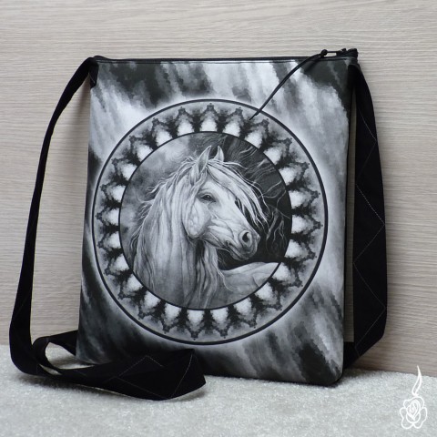 Taška s mustangem kůň černobílá kabelka s obrázkem crossbody odstíny šedé s koněm 