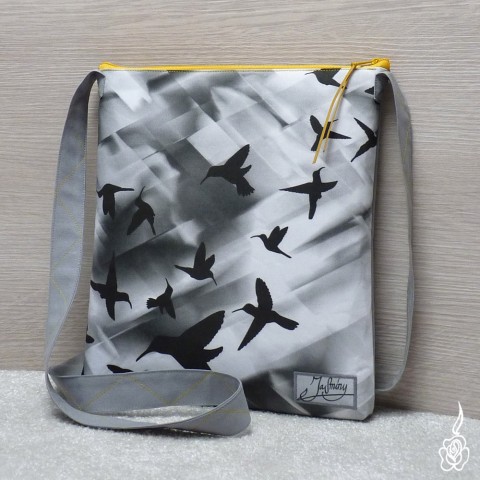 Originální taška Kolibříci látková vzorovaná černá a bílá crossbody černobílá taška velké vzory černobílá kabelka 