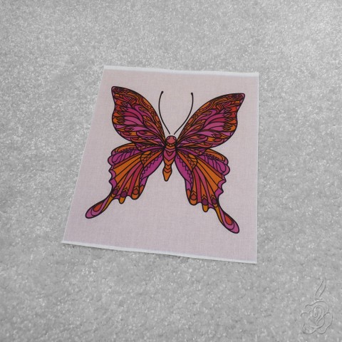 Menší bavlněný panel s motýlem bavlněné panely barevný motýl vzorovaná látka látkové panely látka na patchwork látka s motýlem panel s motýlem 