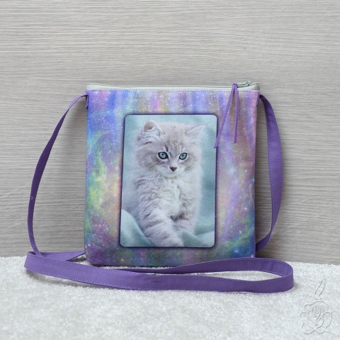 Menší fialová kabelka s kočičkou kočka kabelka s obrázkem malá taštička barevná kabelka fialová kabelka kabelka s kočkou 