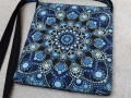 Modrá kabelka s mandalou Dot Art