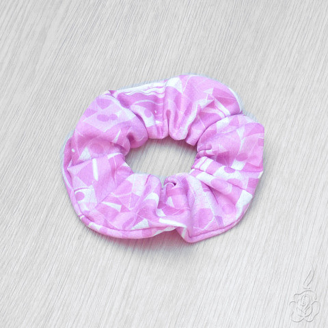 Růžová gumička do vlasů látková gumička scrunchie růžová gumička vzorovaná gumička 