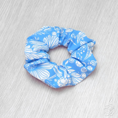 Modrá gumička do vlasů blankytná látková gumička scrunchie modrá gumička pastelová gumička 