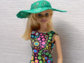 Barevné šaty pro Barbie