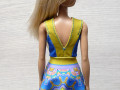 Barevné šaty pro Barbie