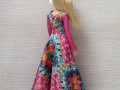 Dlouhé barevné šaty pro Barbie
