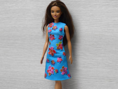 Dlouhé barevné šaty pro Barbie