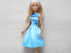 Barevné šaty pro Barbie