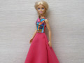 Dlouhé barevné šaty pro Barbie