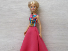 Šatovka s tričkem pro Barbie