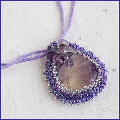 Fluorit - fialový náhrdelník minerál elegance 