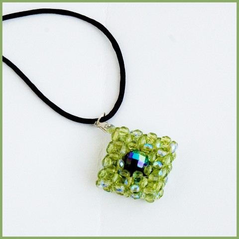 Zelený kosočtverec. náhrdelník korálky elegance 