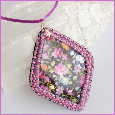 Perleťový náhrdelník s růžičkami perleť náhrdelník květy elegance 