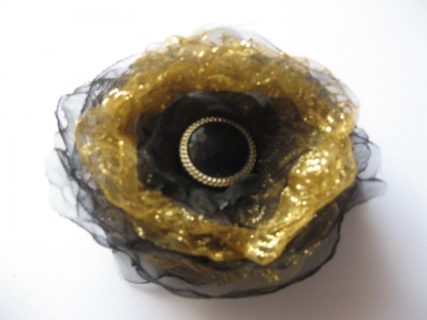 Brož organza Black and Gold brož šperk šperky zlatá elegantní černá krásná ozdoba organza knoflík párty zajímavá ozdobit večírek oslavy černozlatá brož z organzy zdobit večerní róba ozdobný knoflík 