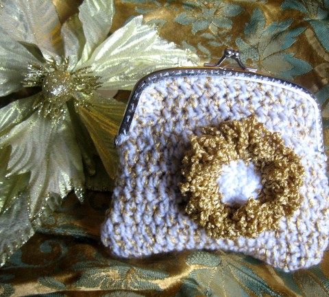 Taštička, peněženka peněženka zlatá háčkovaná elegantní bílá taštička háčkované květy šrajtofle na šmínky 