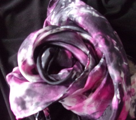 Hedvábný šátek Noční růže. ruční práce hedvábná šála 100% hedvábí 